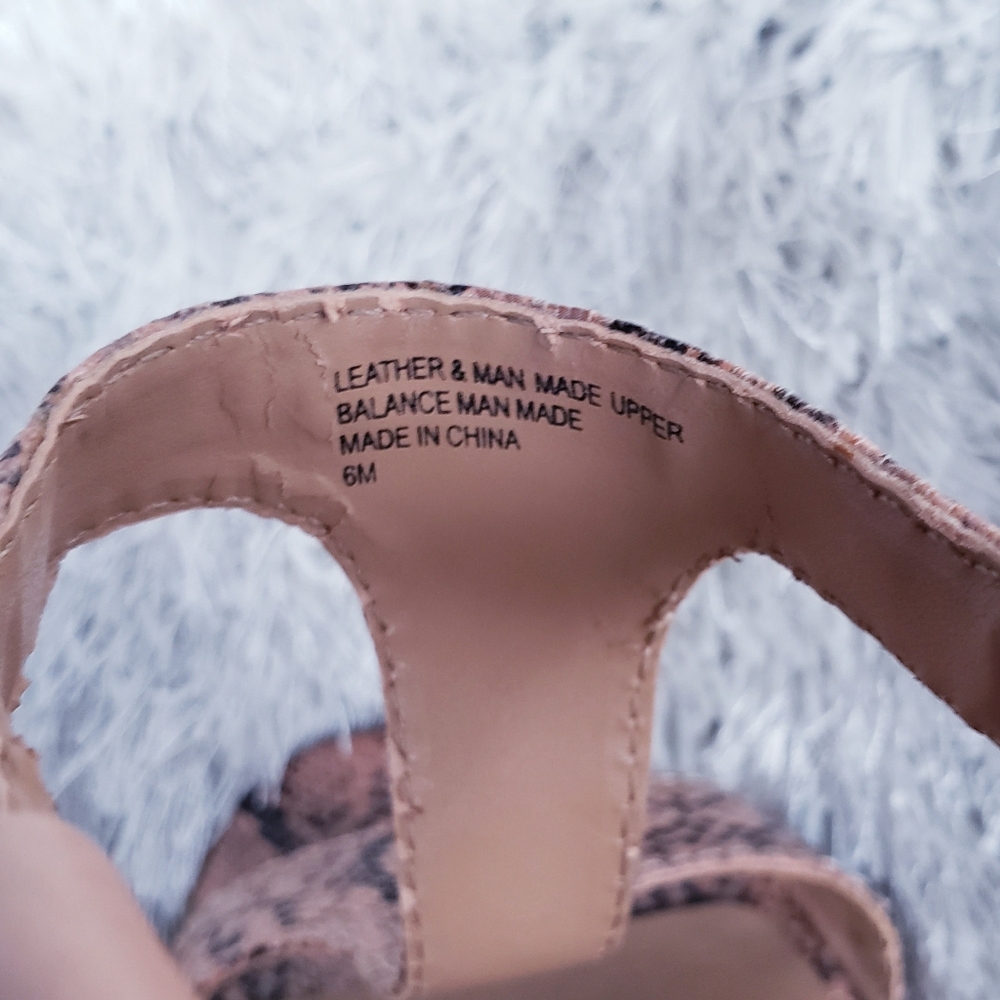 Kelsi Dagger Brooklyn Tan Snakeskin T-Strap Block Heel Sandals Sz 6 - Picture 6 of 7